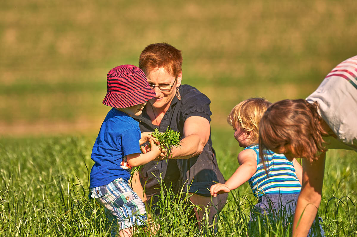 Frau Schmid mit Kindern